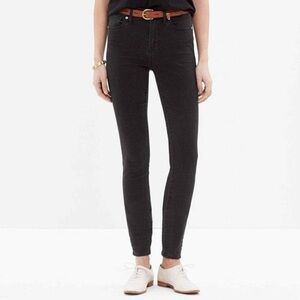 Madewell (27) 9” High Rise Skinny Jean in Black- Elevated Basic, Model Off Duty